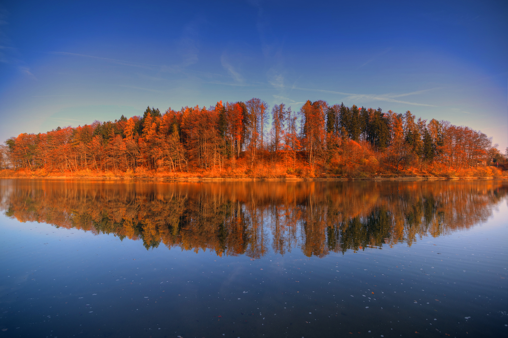 Die herbstfarbene Spiegelung