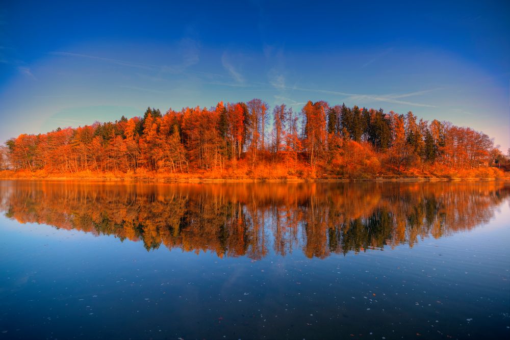 Die herbstfarbene Spiegelung