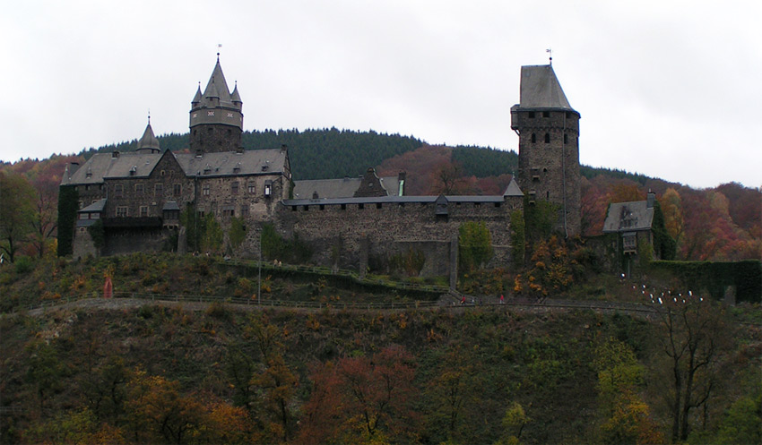 Die herbstliche Burg Altena