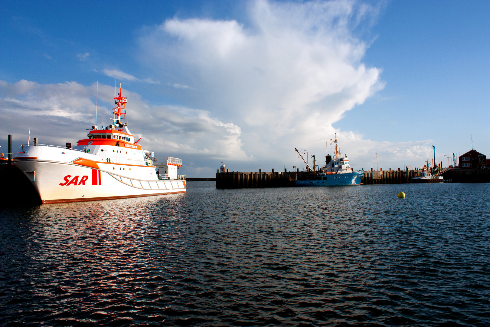 Die "Hermann Marwede" im Nordhafen von Helgoland