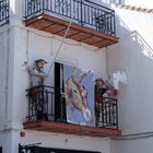 Die Herren "Don Quichote und Sancho Pansa" auf einem Balkon...