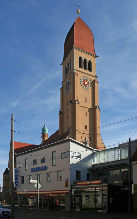 Die Herz-Jesu-Kirche und das Kaufhaus Konrad