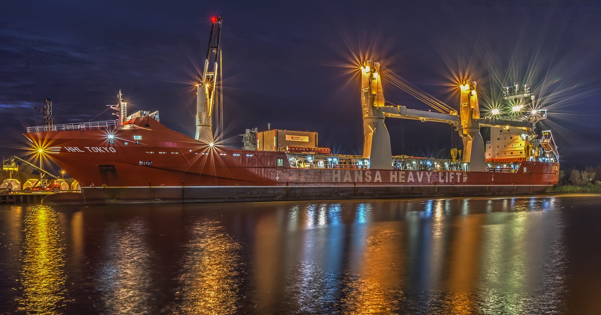 die "HHL TOKYO" zur Beladung im F-hafen