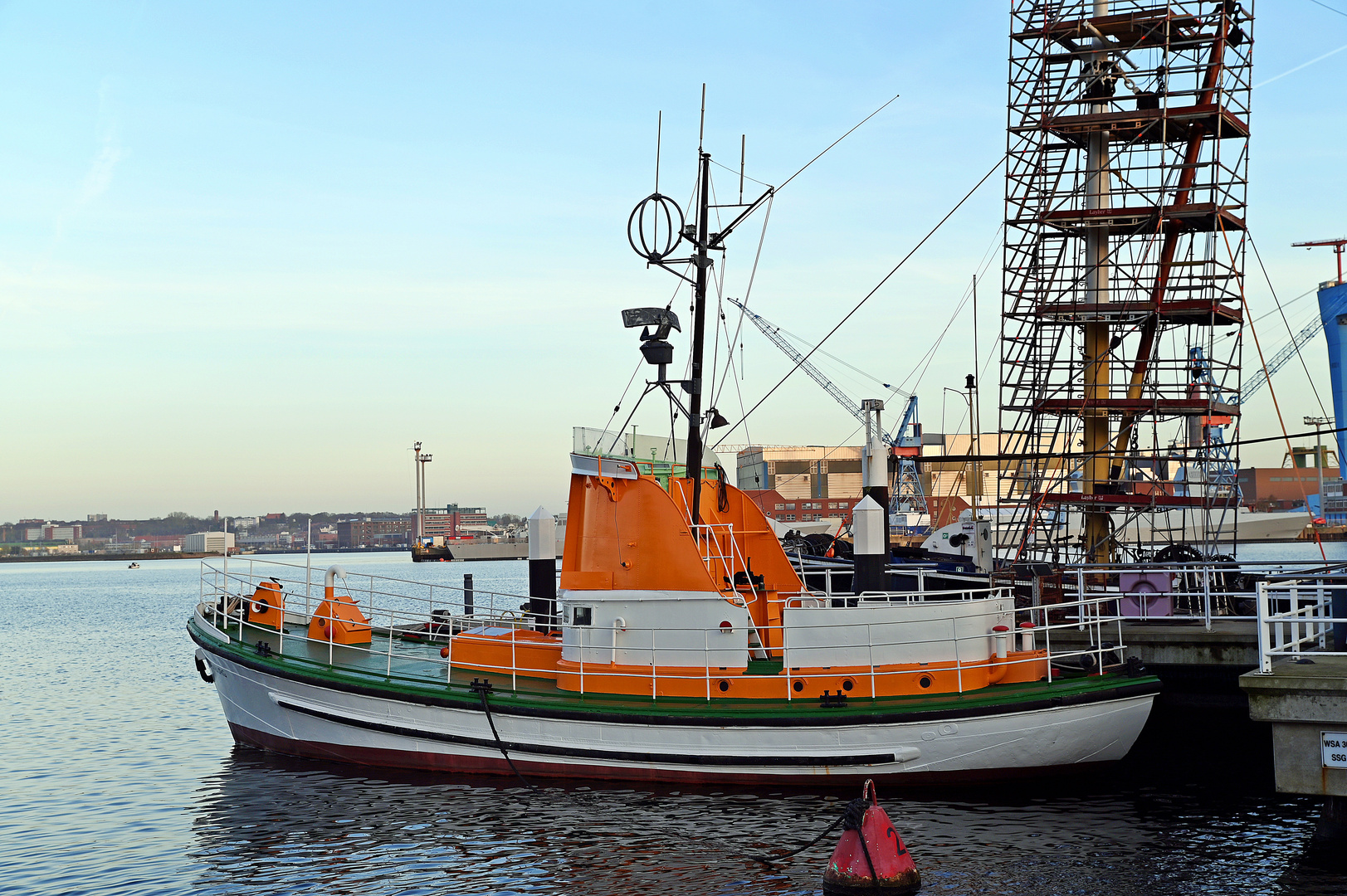 Die HINDENBURG im Kieler Hafen