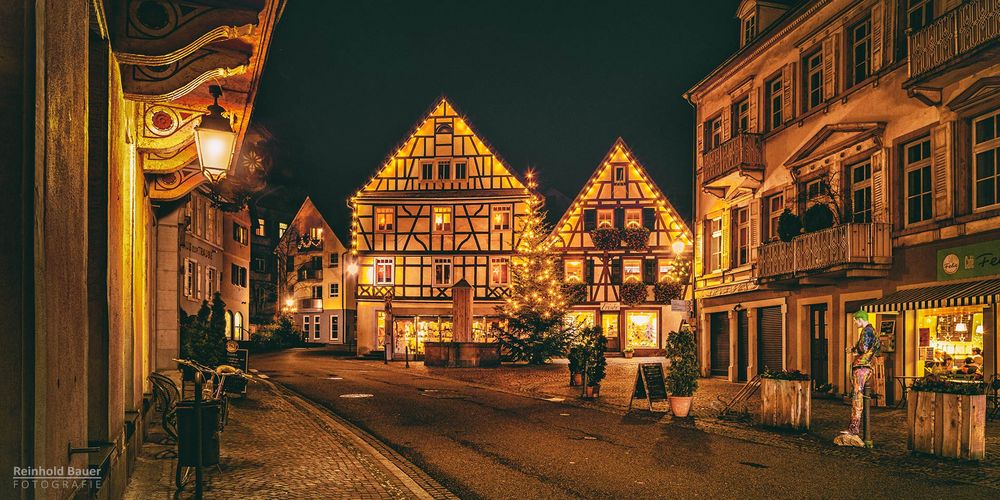 Die historische Altstadt von Gernsbach hat Weihnachtsschmuck angelegt