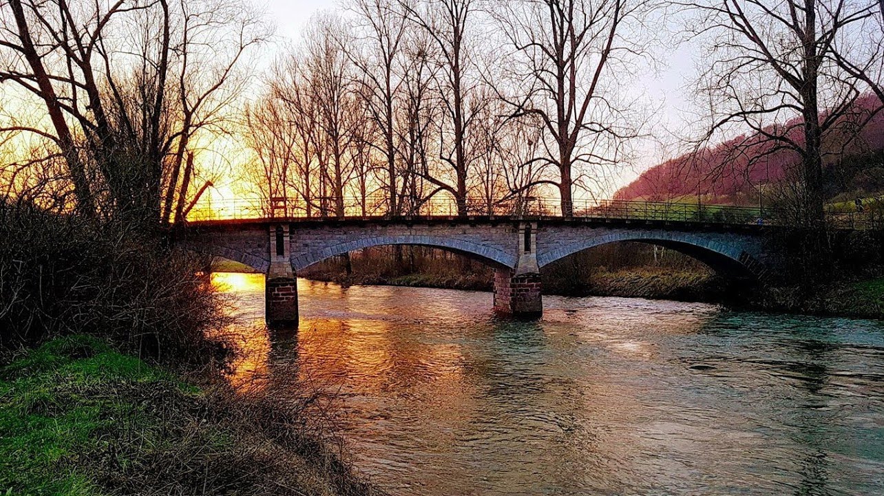 Die historische Brücke über die Emmer bei Bad Pyrmont-Thal