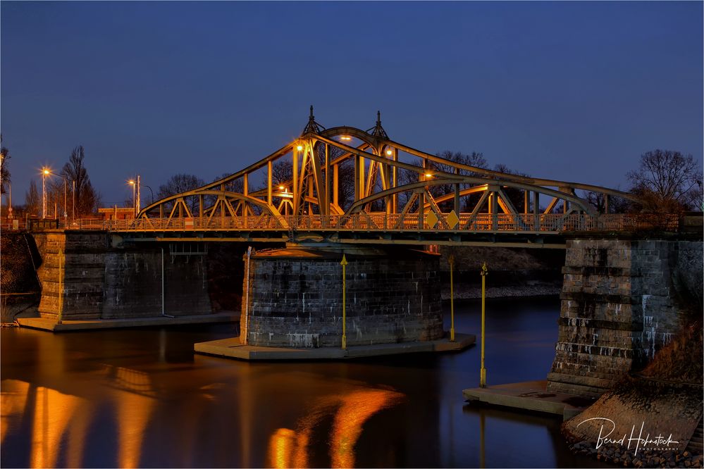 Die historische Drehbrücke in Krefeld-Linn ...