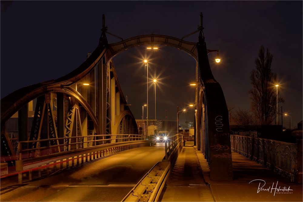 Die historische Drehbrücke in Krefeld-Linn ...