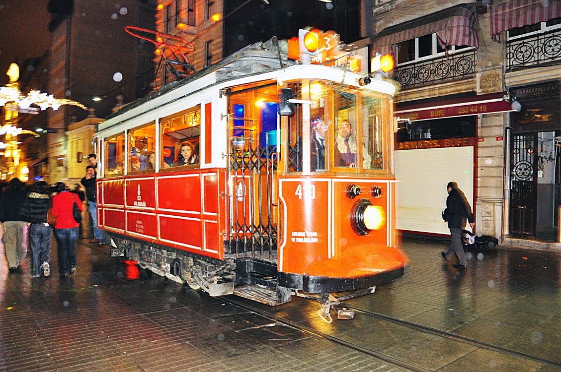 Die historische Straßenbahn auf der Istiklal Caddesi