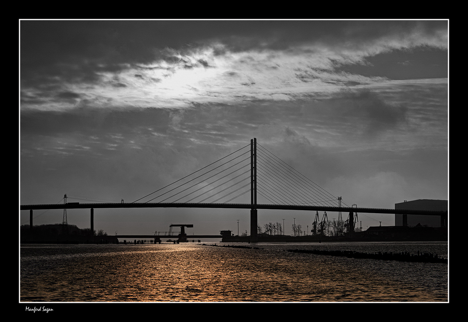 Die Hochbrücke über den Stralsunder Ziegelgraben... 