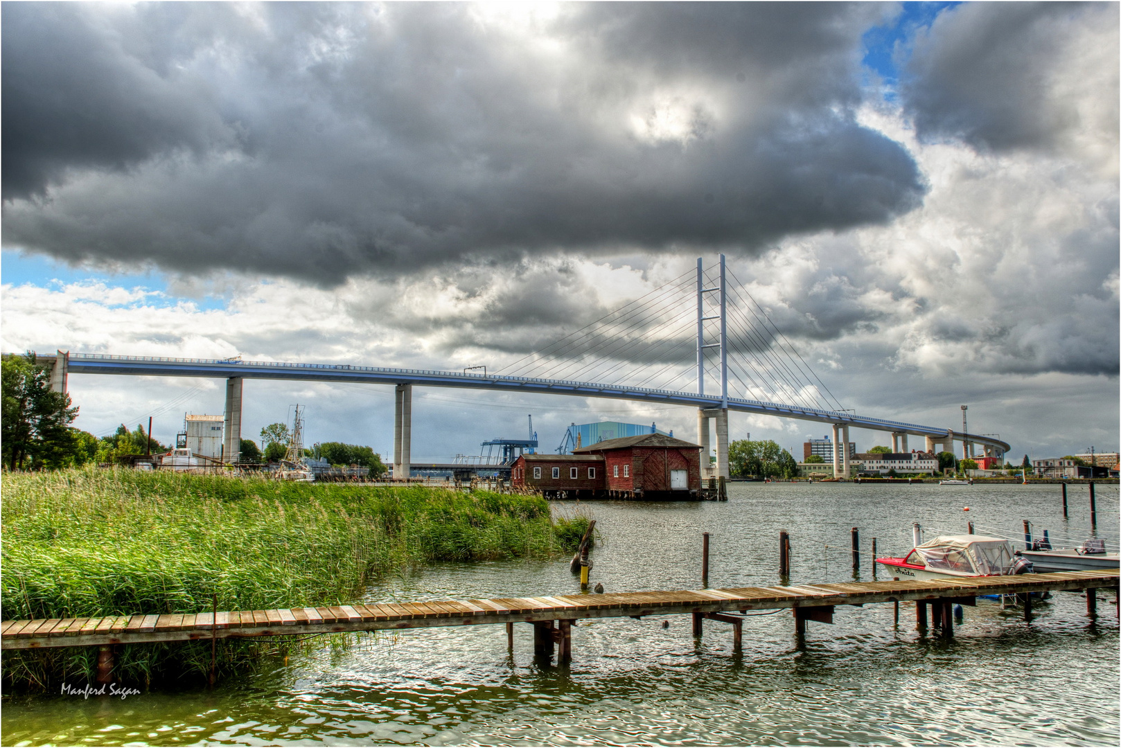 Die Hochbrücke über den Stralsunder Ziegelgraben... 