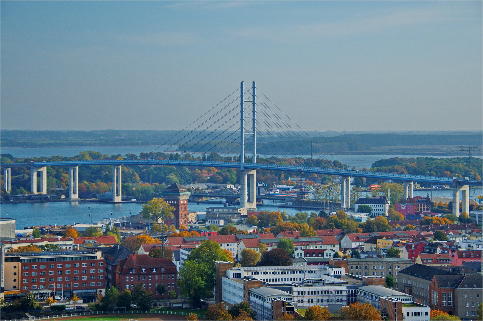 Die Hochbrücke über den Stralsunder Ziegelgraben...