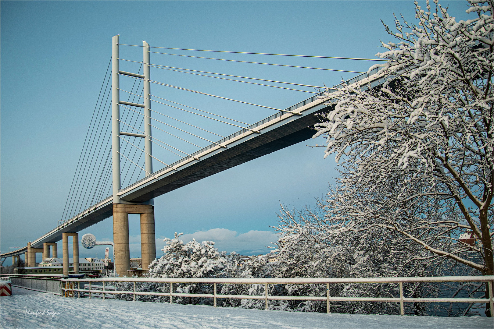 Die Hochbrücke über den Stralsunder Ziegelgraben...