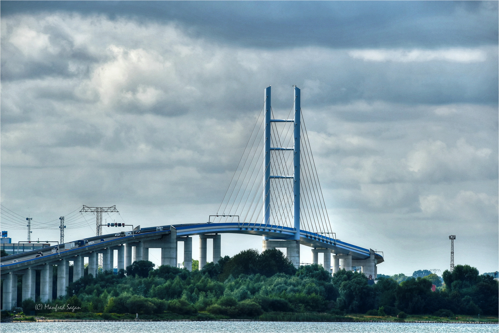 Die Hochbrücke über den Stralsunder Ziegelgraben als Teil der neuen Sundquerung... 