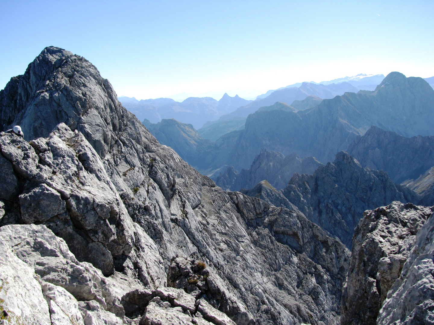 Die Hocheisspitze im Vordergrund links