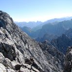 Die Hocheisspitze im Vordergrund links