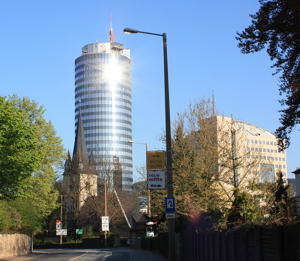 Die Hochhäuser von Jena im Abendlicht