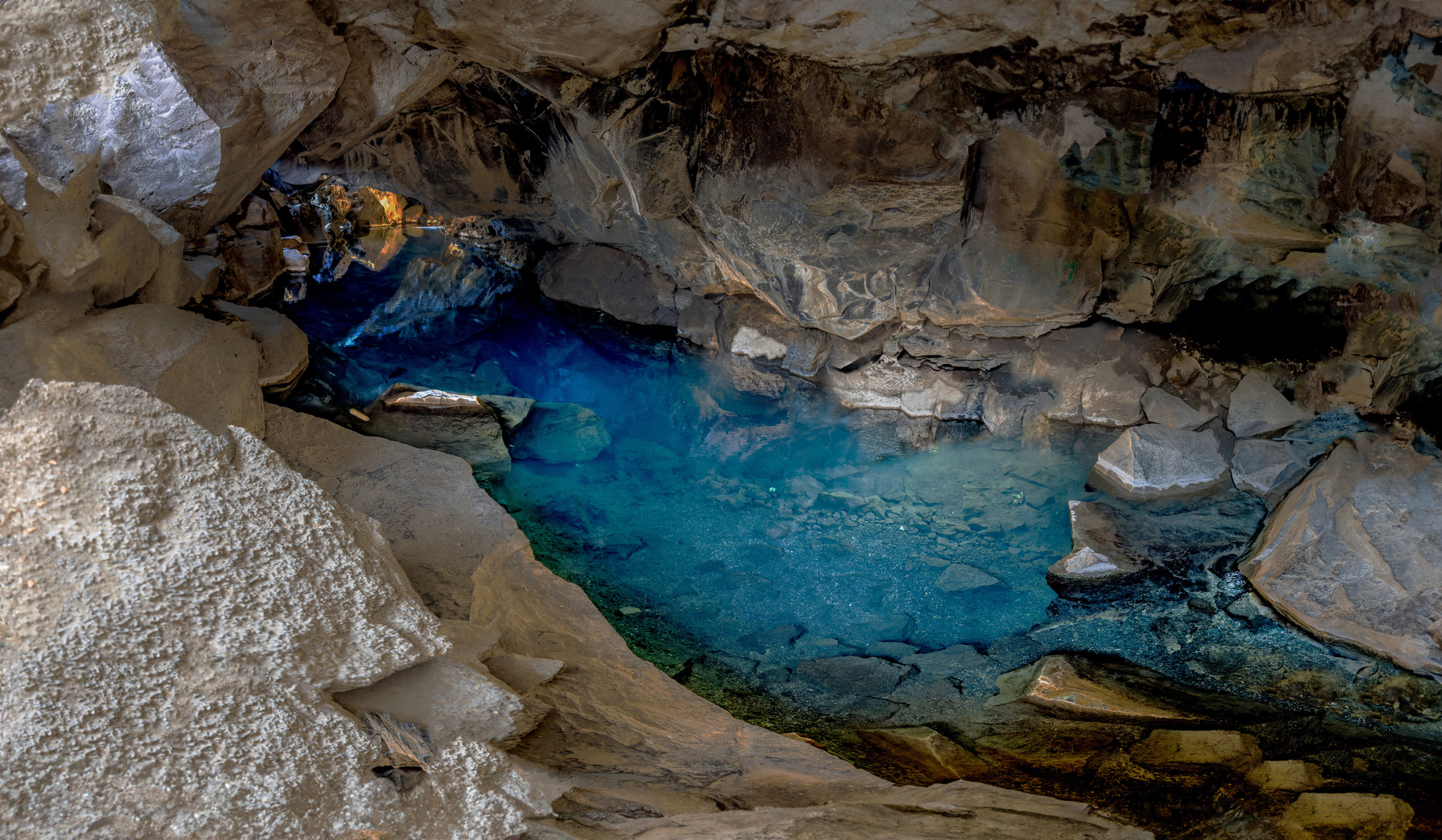 Die Höhle Grjótagjá am Mývatn