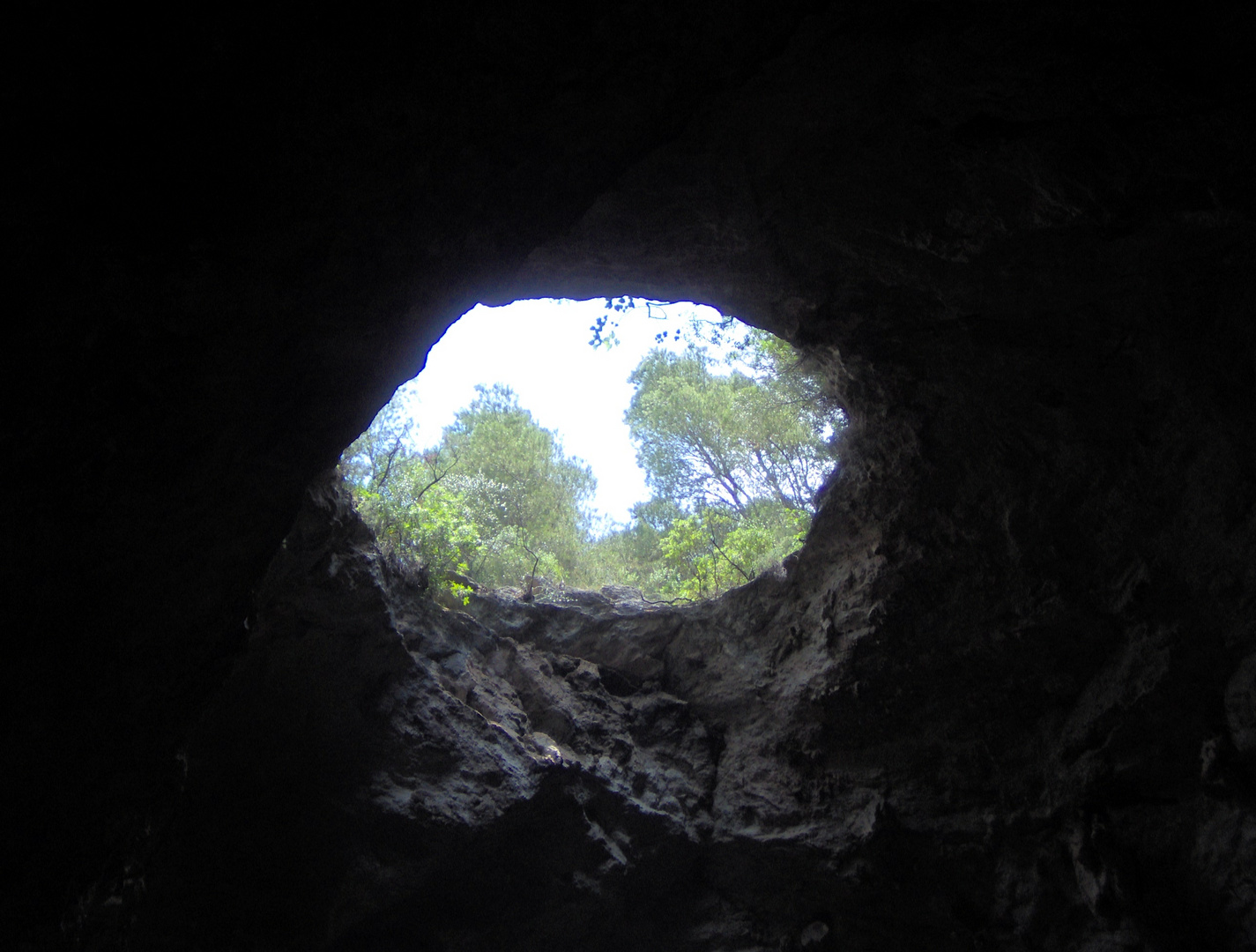 Die Höhle hat ein Loch
