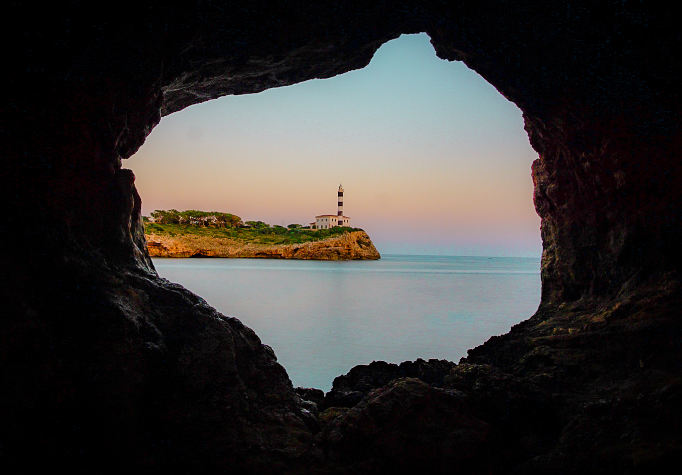 Die Höhle und der Leuchtturm 