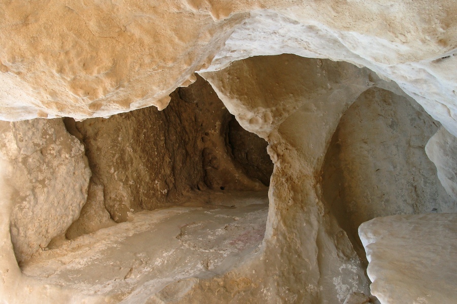 die Höhlen von Matala