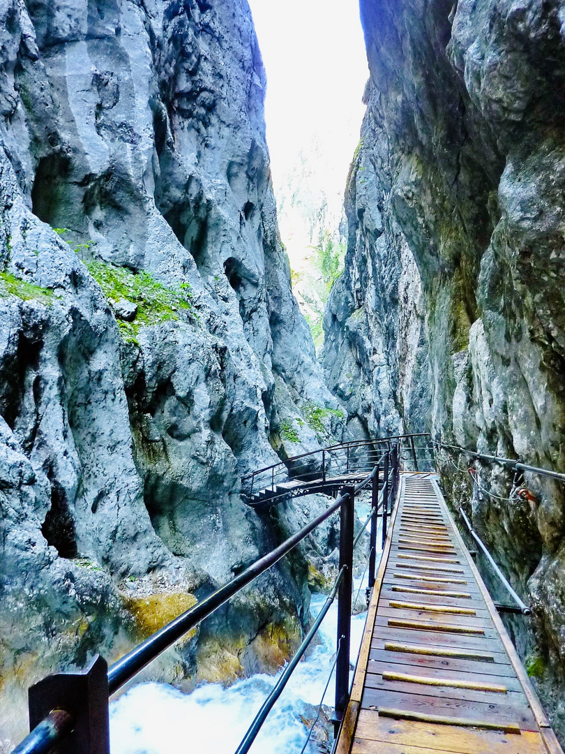 Die Höllentalklamm bietet Ein - und  Durchblicke