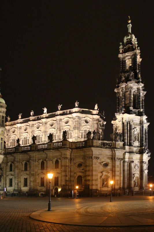 Die Hofkirche bei Nacht