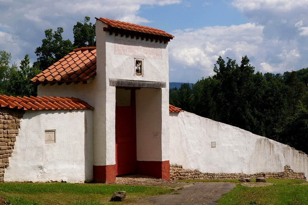 Die Hofmauer