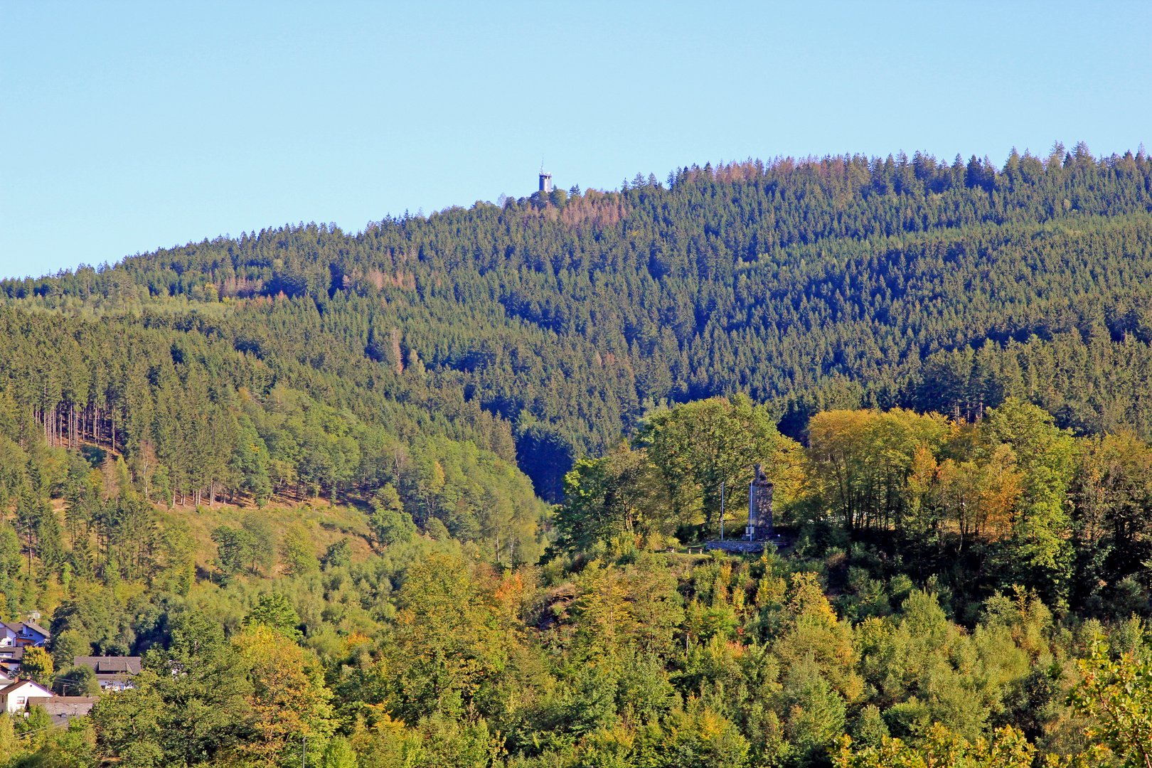 Die Hohe Bracht mit Aussichtsturm von der Burg Bilstein aus gesehen