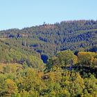 Die Hohe Bracht mit Aussichtsturm von der Burg Bilstein aus gesehen