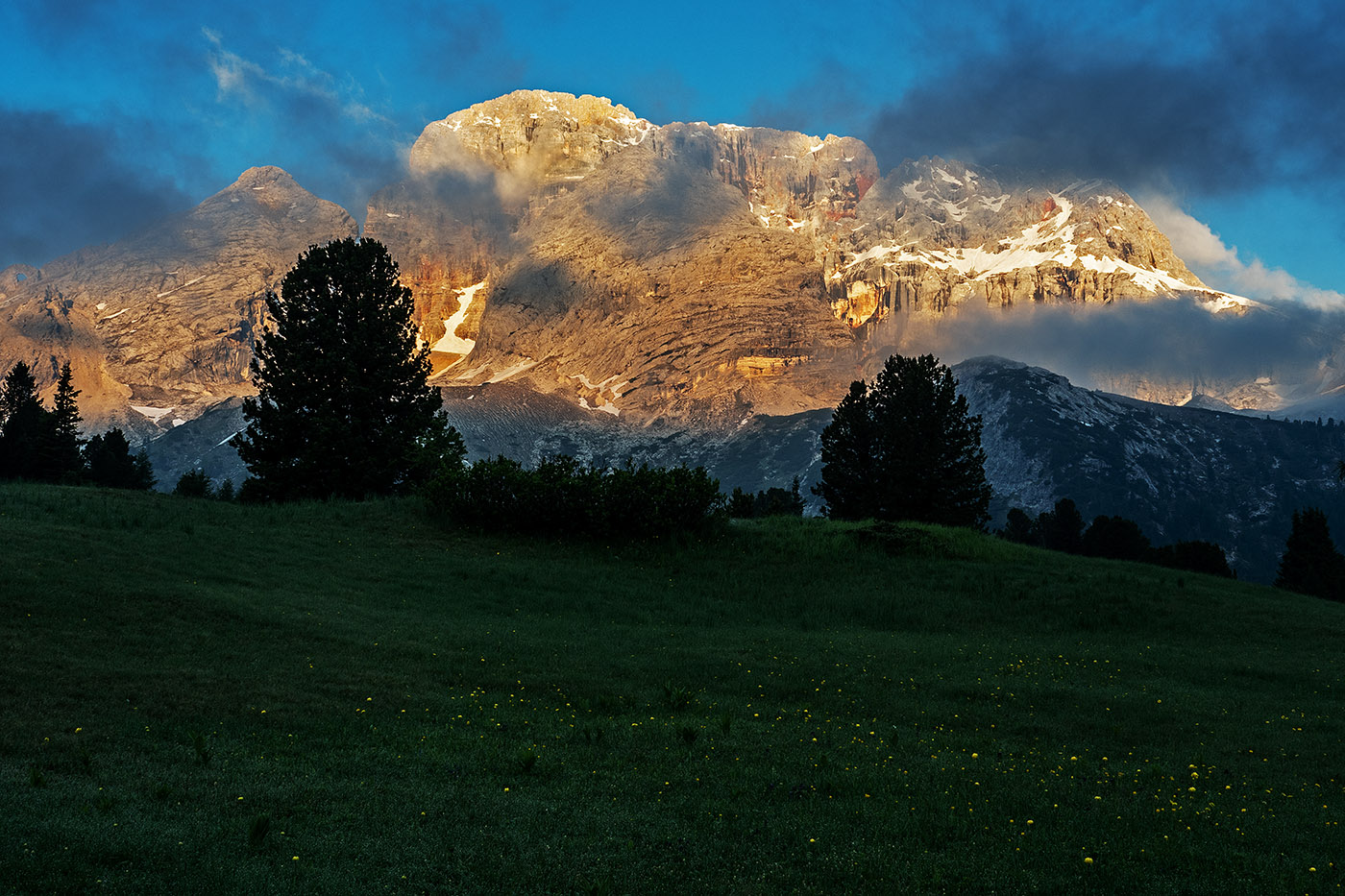 Die Hohe Gaisl in Südtirol glüht am frühen Morgen