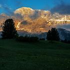 Die Hohe Gaisl in Südtirol glüht am frühen Morgen