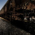 Die hohe Mauer am Rand der Stadt