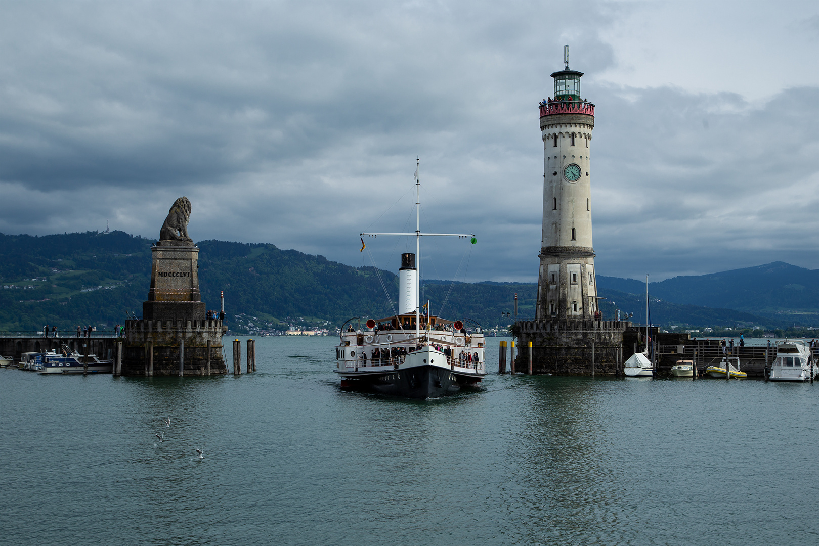 Die Hohentwiel läuft in Lindau ein.