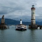 Die Hohentwiel läuft in Lindau ein.