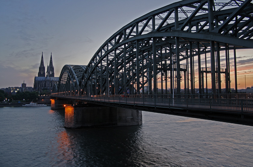 Die Hohenzollern-Brücke und singen Dom