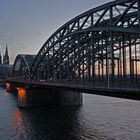 Die Hohenzollern-Brücke und singen Dom