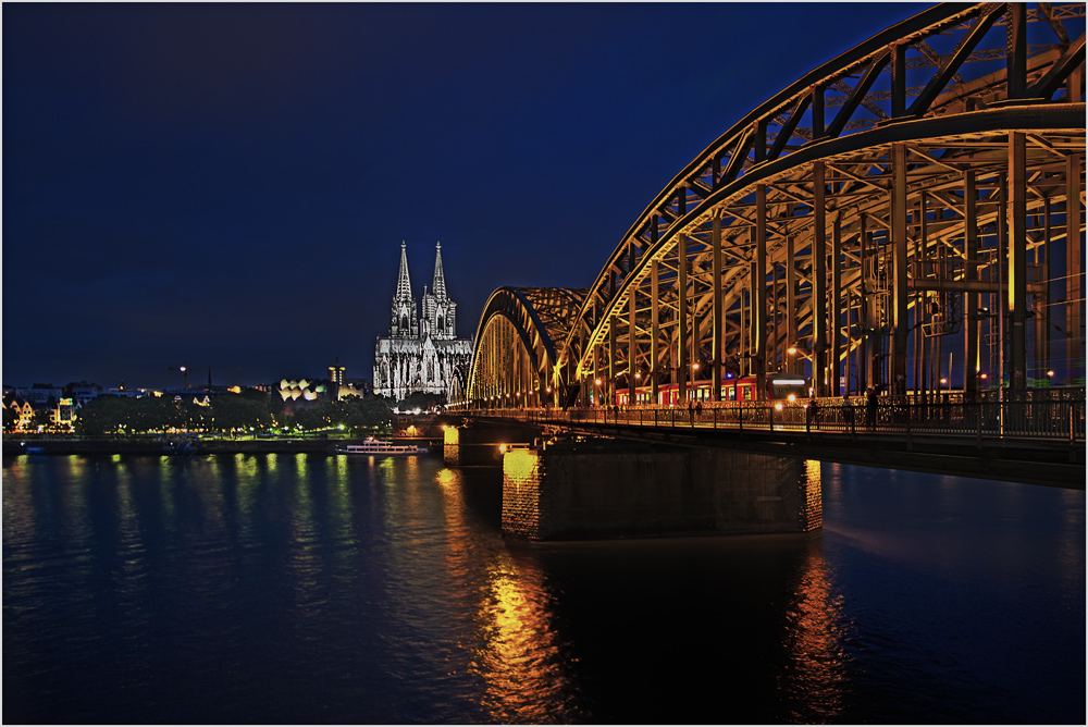 Die Hohenzollernbrücke bei Nacht