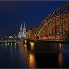 Die Hohenzollernbrücke bei Nacht