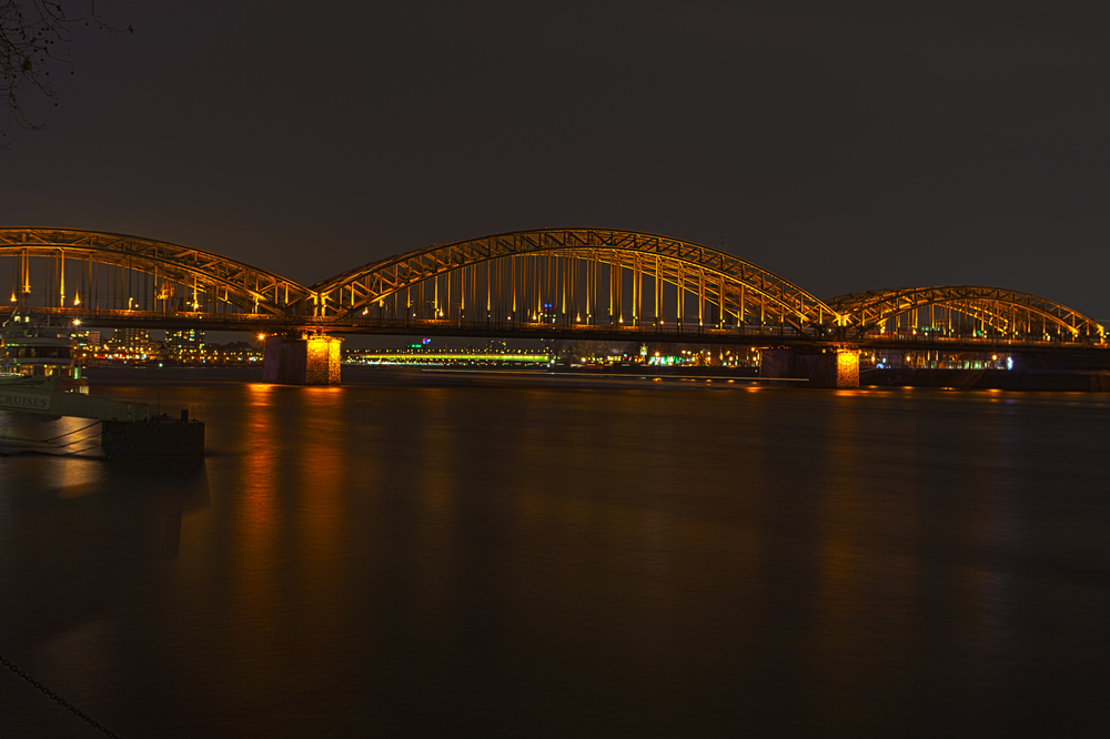 Die Hohenzollernbrücke in Köln 11.2010