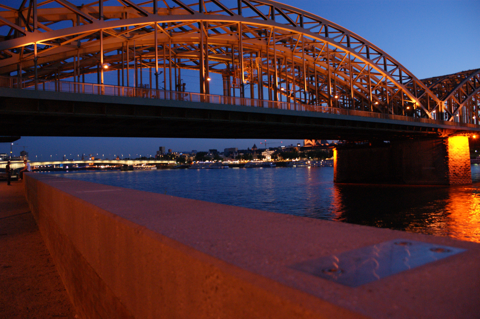 Die Hohenzollernbrücke in Köln bei Nacht