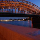 Die Hohenzollernbrücke in Köln bei Nacht