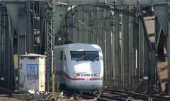 Die Hohenzollernbrücke in Köln mit ICE