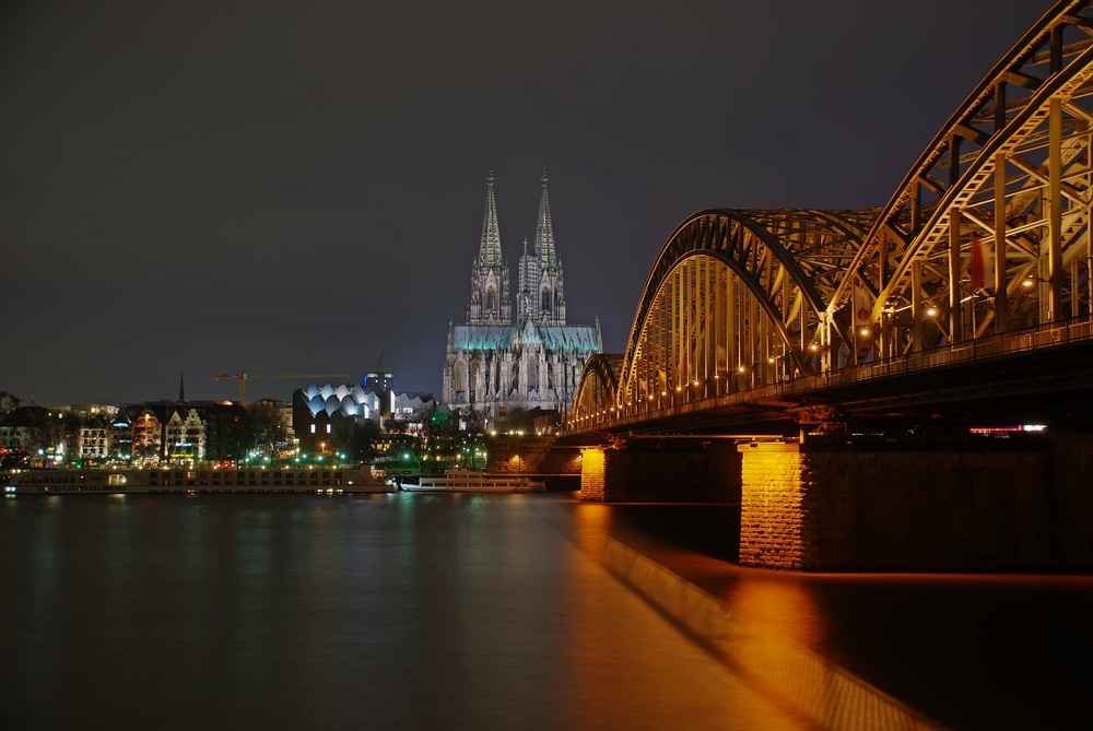 Die Hohenzollernbrücke und der Dom in Köln