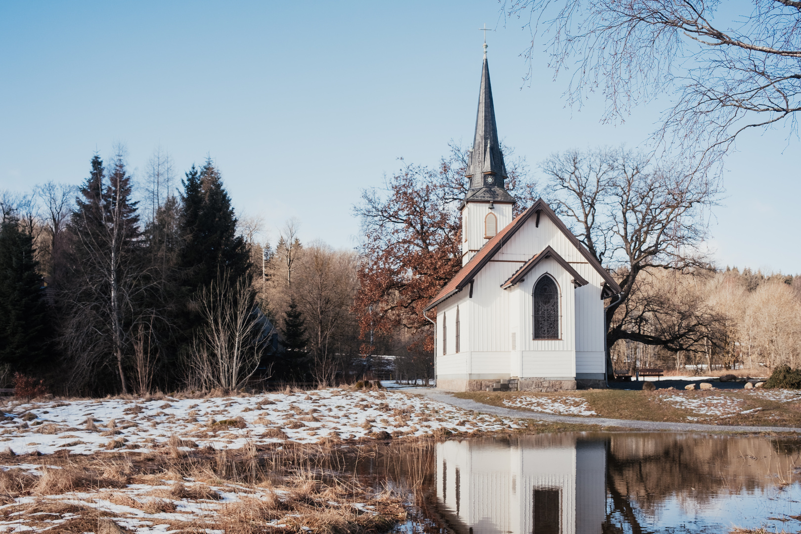 Die Holzkirche am See