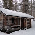 Die Holzsauna mit WC Haus im Hintergrund