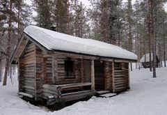 Die Holzsauna mit WC Haus im Hintergrund