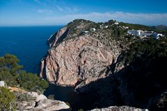 Die Hotelanlage "La Hacienda" an der Steilküste im Nordwesten von Ibiza