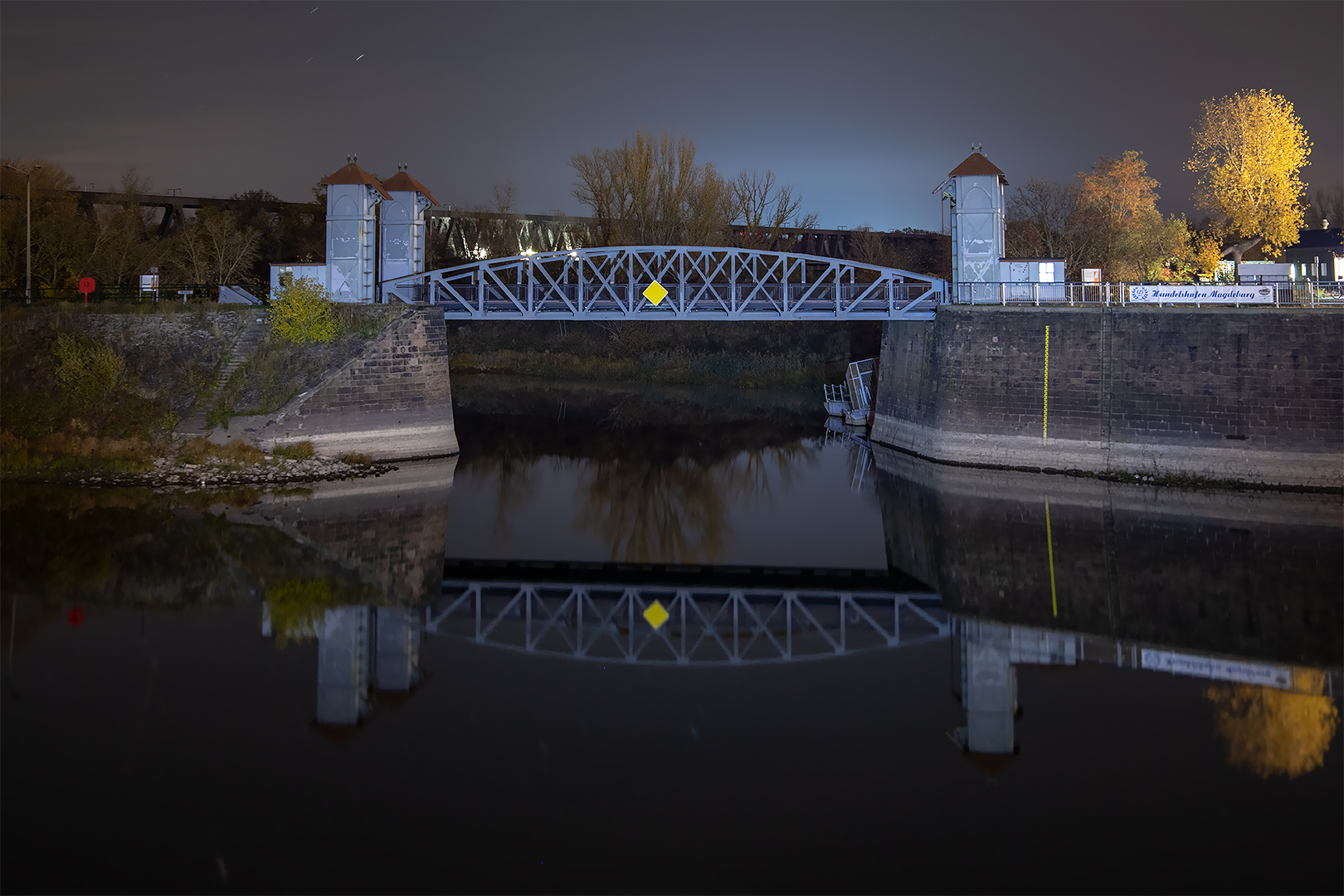 Die Hubbrücke am Handelshafen...