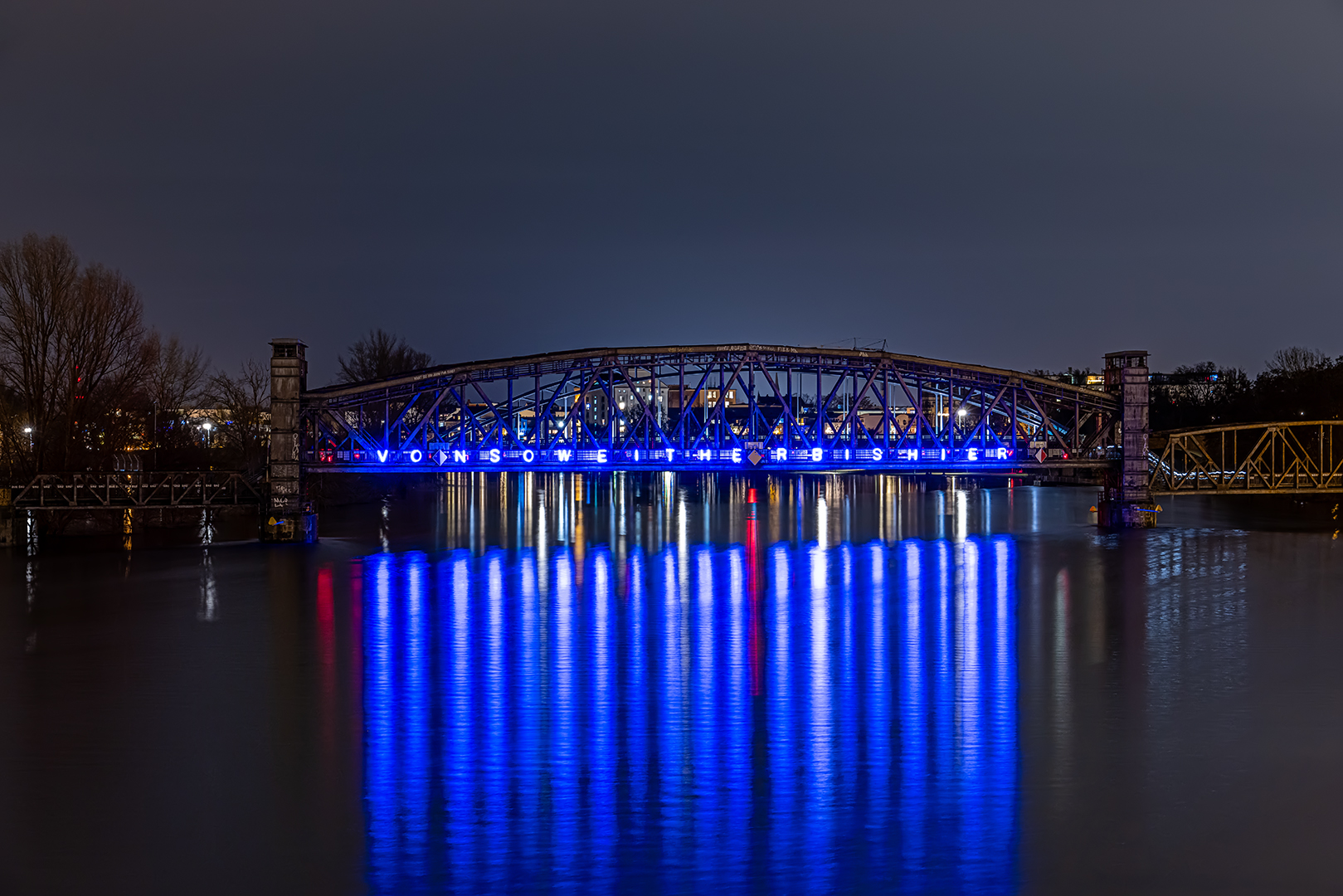 Die Hubbrücke in blau...